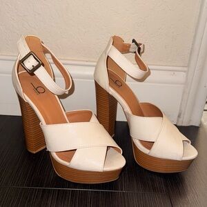 Bakers Elegant Cream Platform Heels size 7